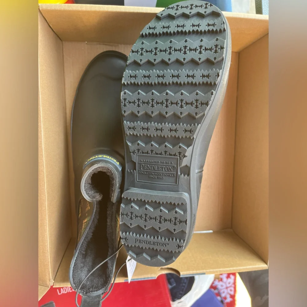 NWT Pendleton Women’s Iconic Patterned faux fur lined Rain boot - Size 7 - Picture 2 of 9